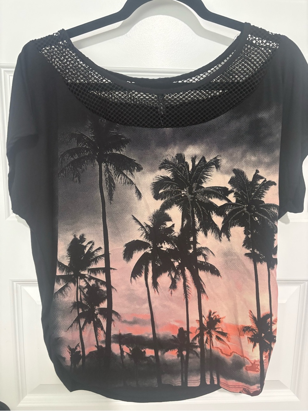 NWT Edista Los Angeles Black Palm Print Short Sleeve Top with Sunset Graphic